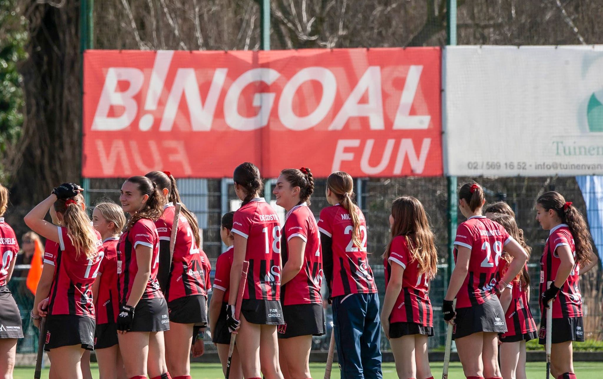 Reclameborden langs het veld van Royal Daring zichtbaar op wedstrijdfoto's